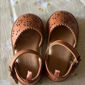 Toddler Girls Old Navy Tan Dress Shoes with Floral Cutouts size 5